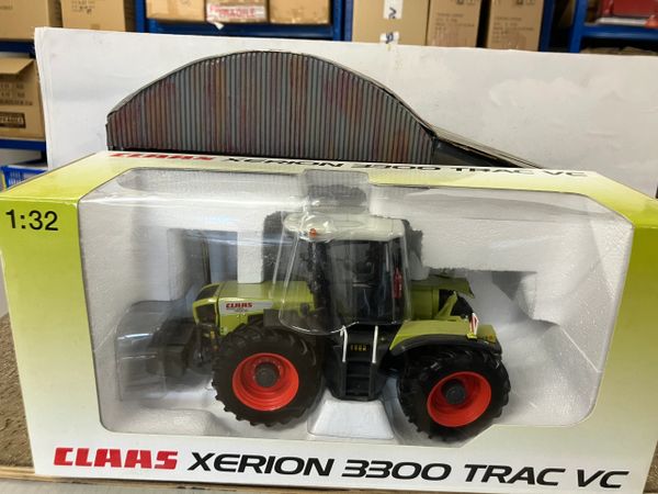 Claas Xerion 3300 Tractor 1:32 scale DEALER BOX Universal Hobbies