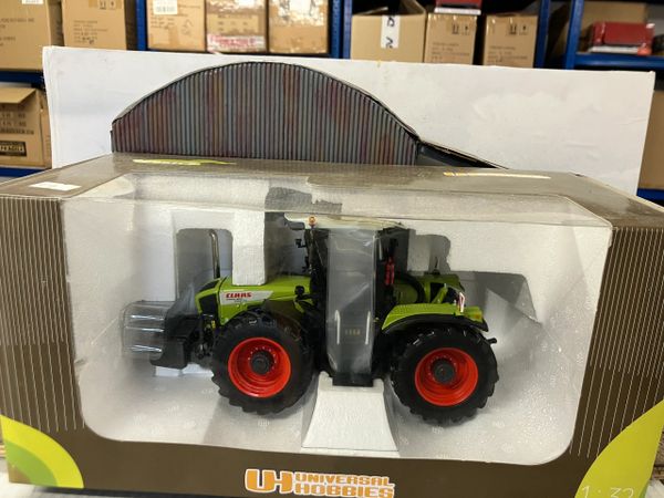 Claas Xerion 3800 Tractor 1:32 scale boxed Universal Hobbies