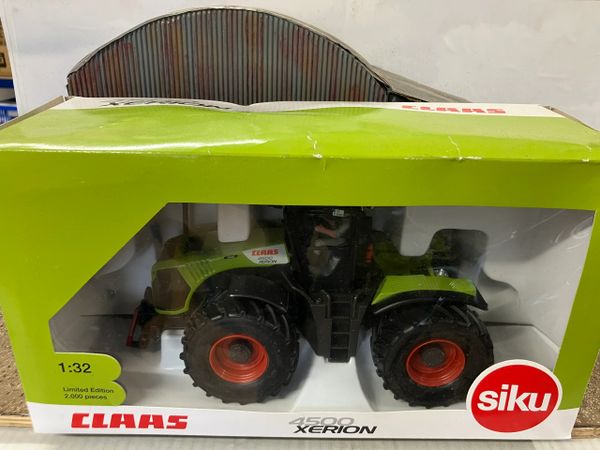 Limited Edition Claas Xerion 5000 Tractor 1:32 scale DEALER BOX Siku