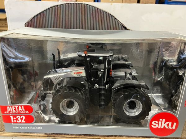 4486 Silver Claas Xerion 5000 Tractor 1:32 scale boxed Siku