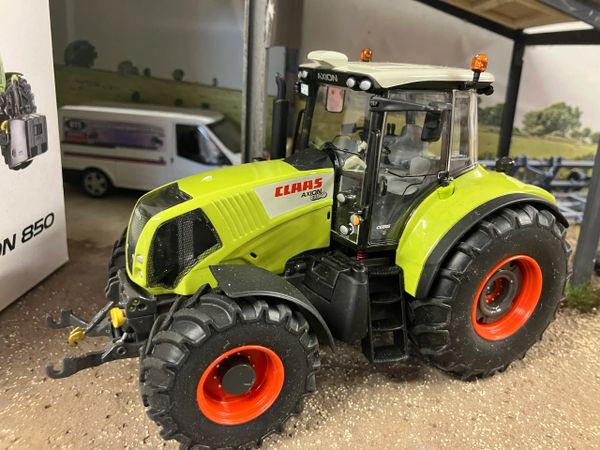 Claas Axion 850 Tractor Original box 1:32 scale Wiking