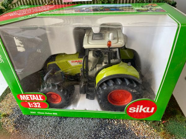Siku Claas Axion 850 Tractor 1:32 BOXED