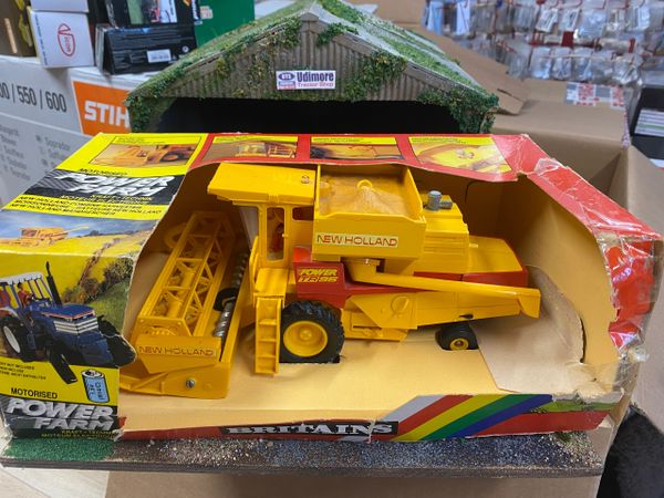 9322 Vintage Powerfarm Motorised New Holland TR96 Combine Harvester straw box 1:32 scale