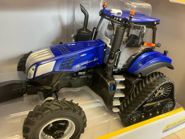 New Holland T8.435 Genesis SmartTrax Tractor 1:32 scale ERTL 13944