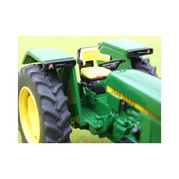 04555 John Deere Seat 06 Tractor farm machinery 1:32 scale