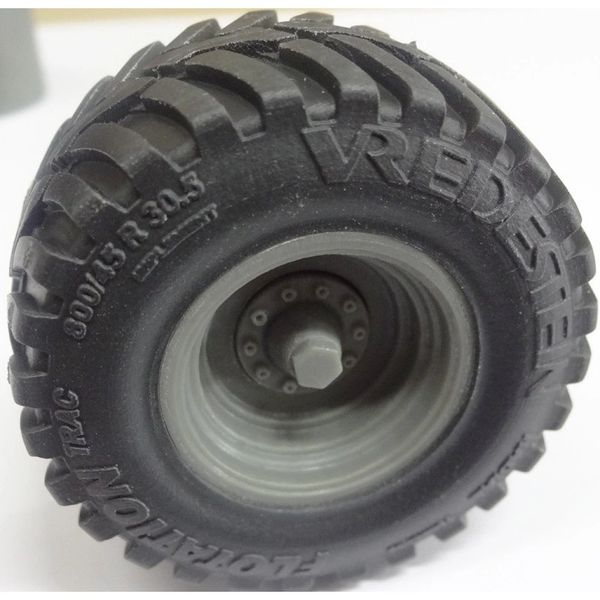 04251 Pair of Vredestein Floatation wheels Artisan32 farm machinery 1:32 scale 800/45 R30.5