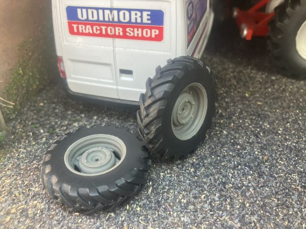 04237 Pair of Front Tractor wheels Artisan32 farm machinery 1:32 scale