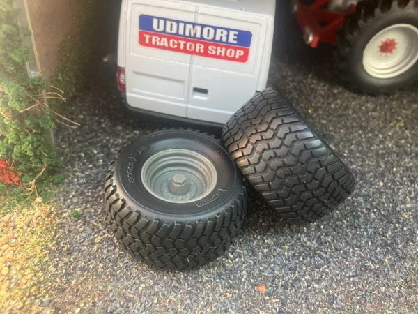04248 Pair of Michelin BIB cargo wheels Artisan32 farm machinery 1:32 scale 710/50 R30