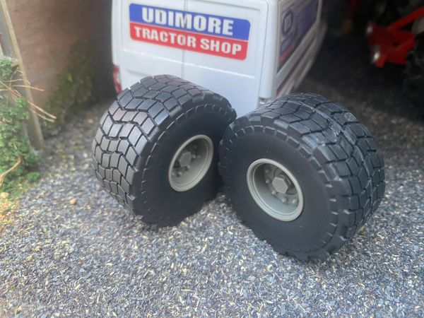 04270 Set of 2 Trailer wheels 40 x 18mm Artisan32 farm machinery 1:32 scale