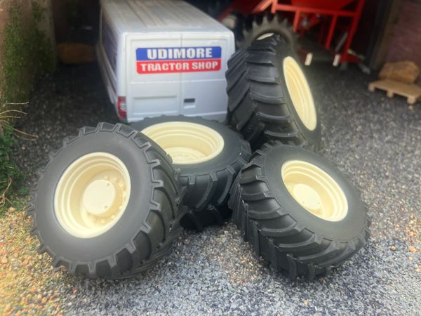 04272-NJ White Set of 4 Agricultural wheels Artisan32 farm machinery 1:32 scale Agrarian