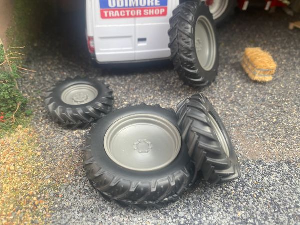 04294 Set of 4 Tractor wheels Artisan32 farm machinery 1:32 scale