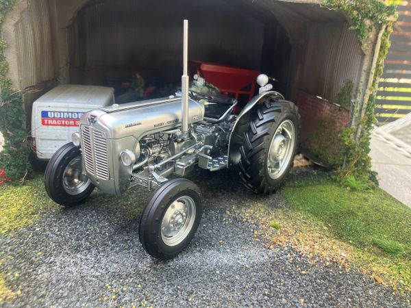 2981 Universal Hobbies Brushed metal silver Massey Ferguson 35x tractor BOXED 1:16 scale Limited Edition