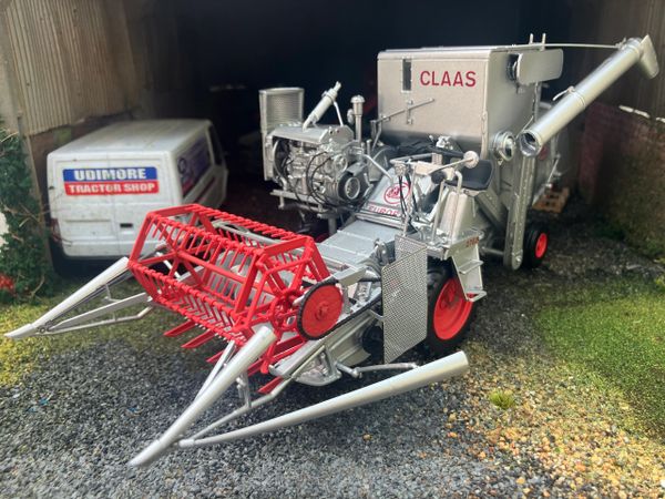 Obsolete Universal Hobbies Claas Europa Combine Harvester 1:32 Dealer Box