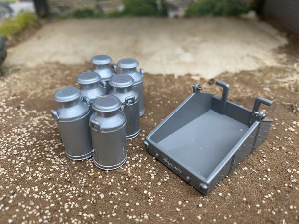 Ferguson transport box with 6 milk churns 1:32 scale