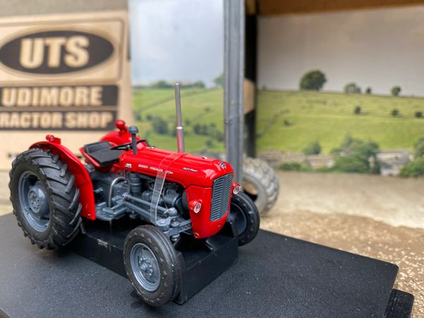 2701 Universal Hobbies Massey Ferguson 35X tractor BOXED 1:32 scale NEW