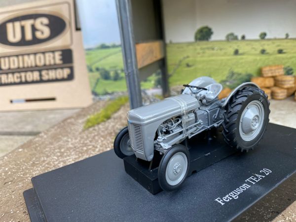 Universal Hobbies Ferguson TEA20 tractor BOXED 1:32 New 4189 Little Grey Fergie