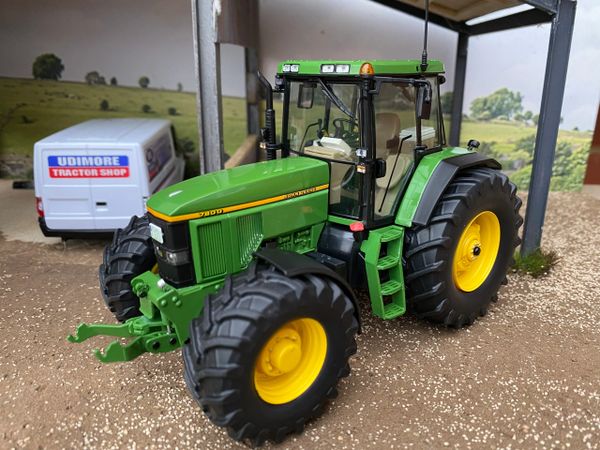 John Deere 7800 Tractor 1:32 scale Boxed NEW Schuco