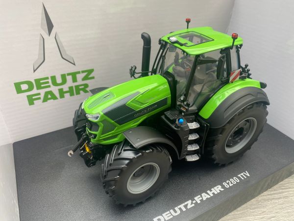 UH6606 Universal Hobbies Deutz-Fahr 8280 TTV - Standard Green Tractor 1:32 scale Boxed