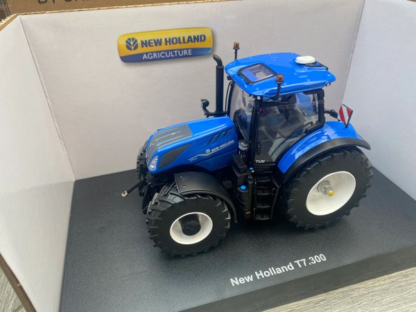 UH6604 Universal Hobbies New Holland T7.300 Auto Command Tractor 1:32 scale Boxed