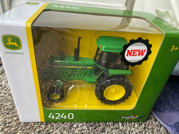 43376 Britains John Deere 4240 2wd 1:32 scale