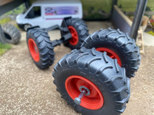 Set of 4 wheels and axles 1:32 scale