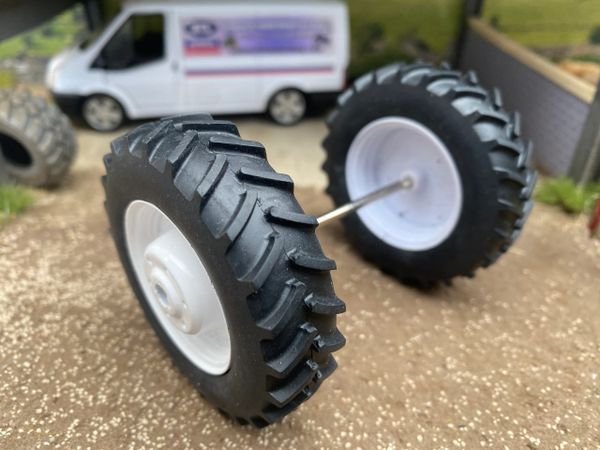 Set of 2 wheels and axle 1:32 scale