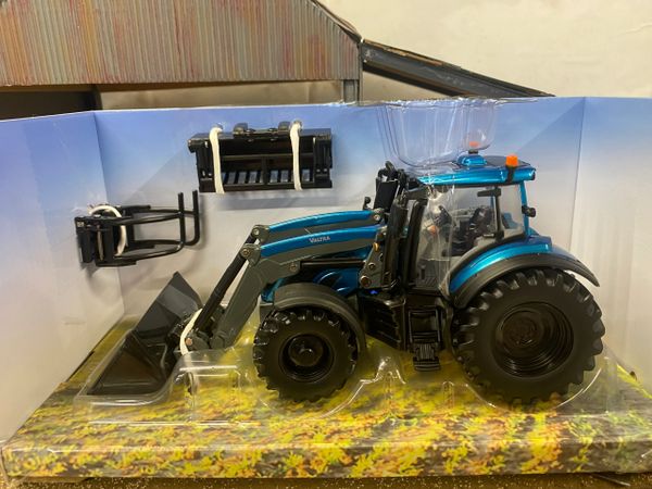 43352 Britains Valtra T234 Front Loader 1:32 scale New BOXED
