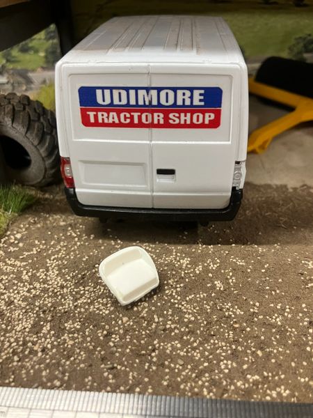 Britains White Tractor Driver Seat Massey Ferguson 135 1:32 scale