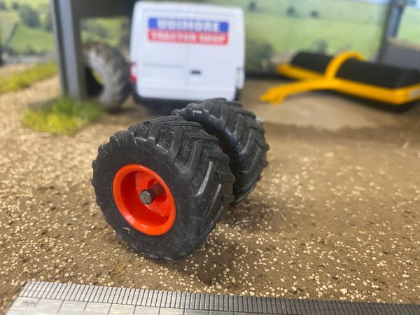 Set of 2 wheels 32mm x 17mm 1:32 scale axle