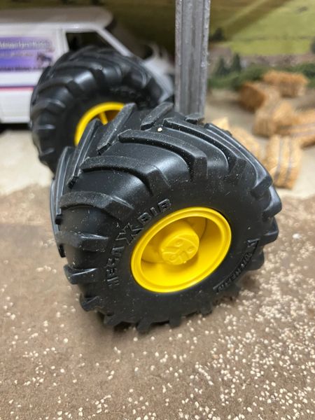 Michelin 1050 Mega X bib floatation wheel set 1:32 scale 58mm x 33mm