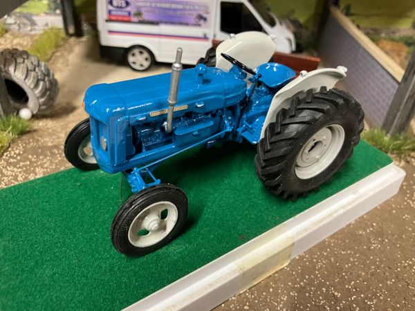 SCALEdown Handbuilt Fordson Major Tractor 1:32 scale Display case COLLECTION ONLY