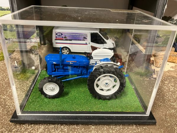 SCALEdown Handbuilt Fordson Super Major Tractor 1:32 scale Display case COLLECTION ONLY