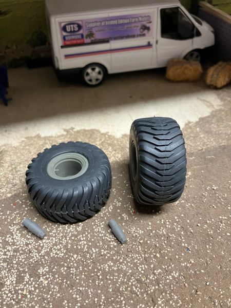 04202 pair of wheels Artisan32 farm machinery 1:32 scale