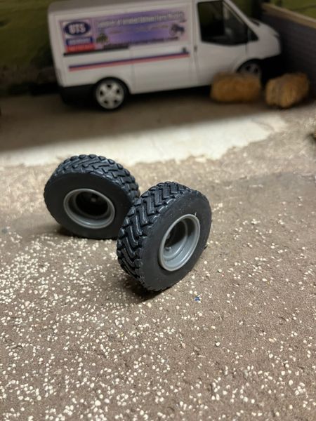 04203 pair of wheels Artisan32 farm machinery 1:32 scale