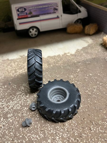 04206 pair of wheels Artisan32 farm machinery 1:32 scale