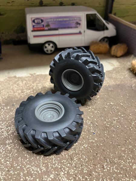 04215 pair of low pressure wheels 650 Artisan32 farm machinery 1:32 scale