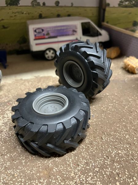04217 pair of low pressure wheels 900 60 R32 Artisan32 farm machinery 1:32 scale