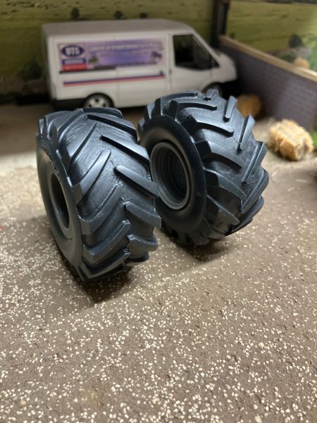 04217 pair of low pressure wheels 900 60 R32 Artisan32 farm machinery 1:32 scale