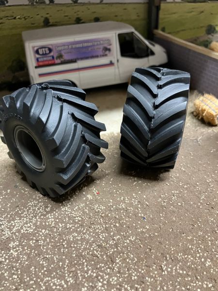 04218 pair of low pressure wheels 1050 50 R32 Artisan32 farm machinery 1:32 scale