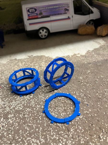 04220 pair of wheel cages barrels Artisan32 farm machinery 1:32 scale