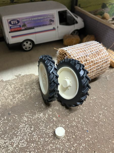 04264MS B pair of White narrow row crop wheels 48mm Artisan32 farm machinery 1:32 scale