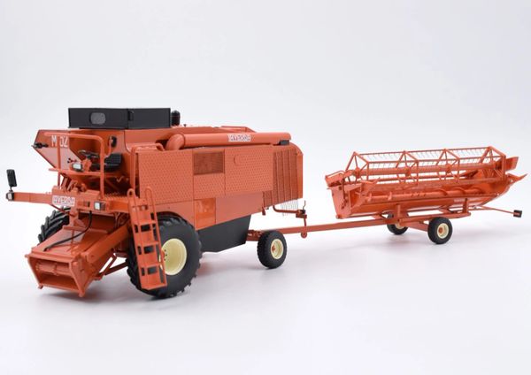 Laverda M152 Combine Harvester Limited Edition Stunning in 1:32 scale VKA Models COLLECTION ONLY