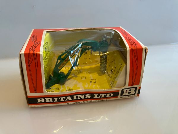 9600 Vintage Britains Post Hole Digger 1:32 scale Straw box