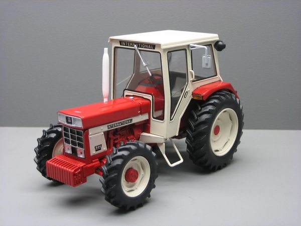 REP199 Replicagri International 554 4wd tractor 1:32 scale Boxed