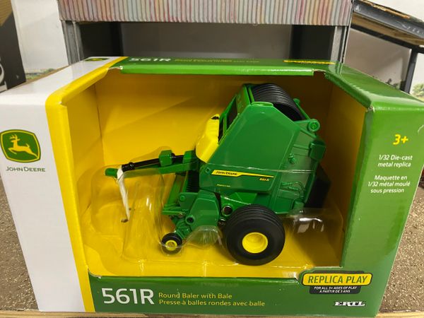 John Deere 561R Round Baler 1:32 scale ERTL 45901