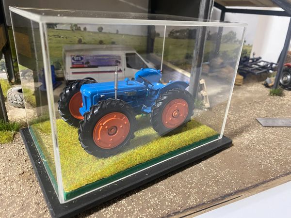 SCALEdown Handbuilt Fordson Major big wheels 4wd Tractor 1:32 scale Display case COLLECTION ONLY