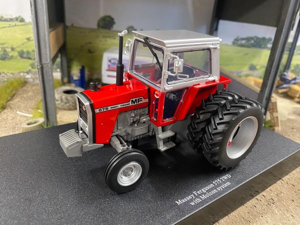 Limited Edition Universal Hobbies Massey Ferguson 575 2wd Tractor red silver cab rear Molcon duals BOXED 1:32 scale UH6767