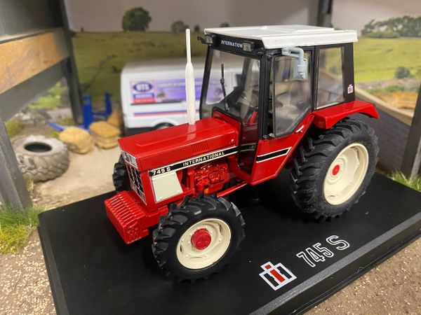 REP196 Replicagri International 745s 4wd tractor 1:32 scale Boxed