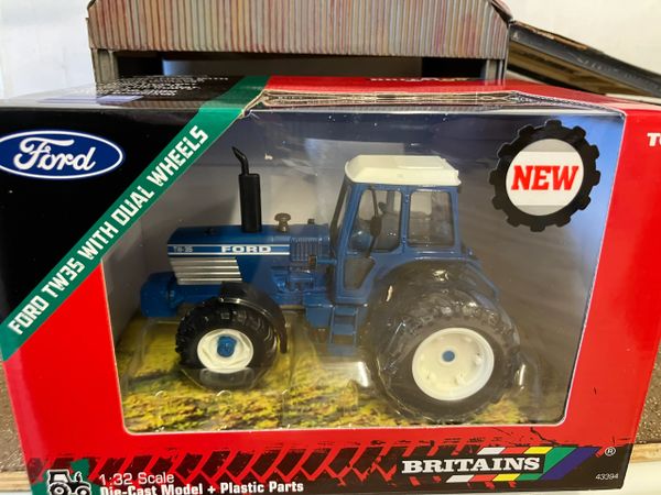 43394 Britains Ford TW35 with removable rear Duals Tractor 1:32 scale New BOXED