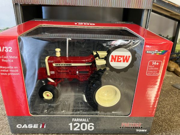 43412 Britains CASE IH Farmall 1206 Tractor 1:32 scale New BOXED